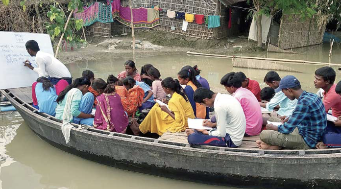 Naav ki Paathshaala - The teachers don’t charge any fee and provide free books, notebooks, and stationary to the students. Image Source: Sanjay Choudhary